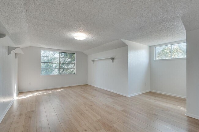 Building Photo - 116 Ridge Oak Dr