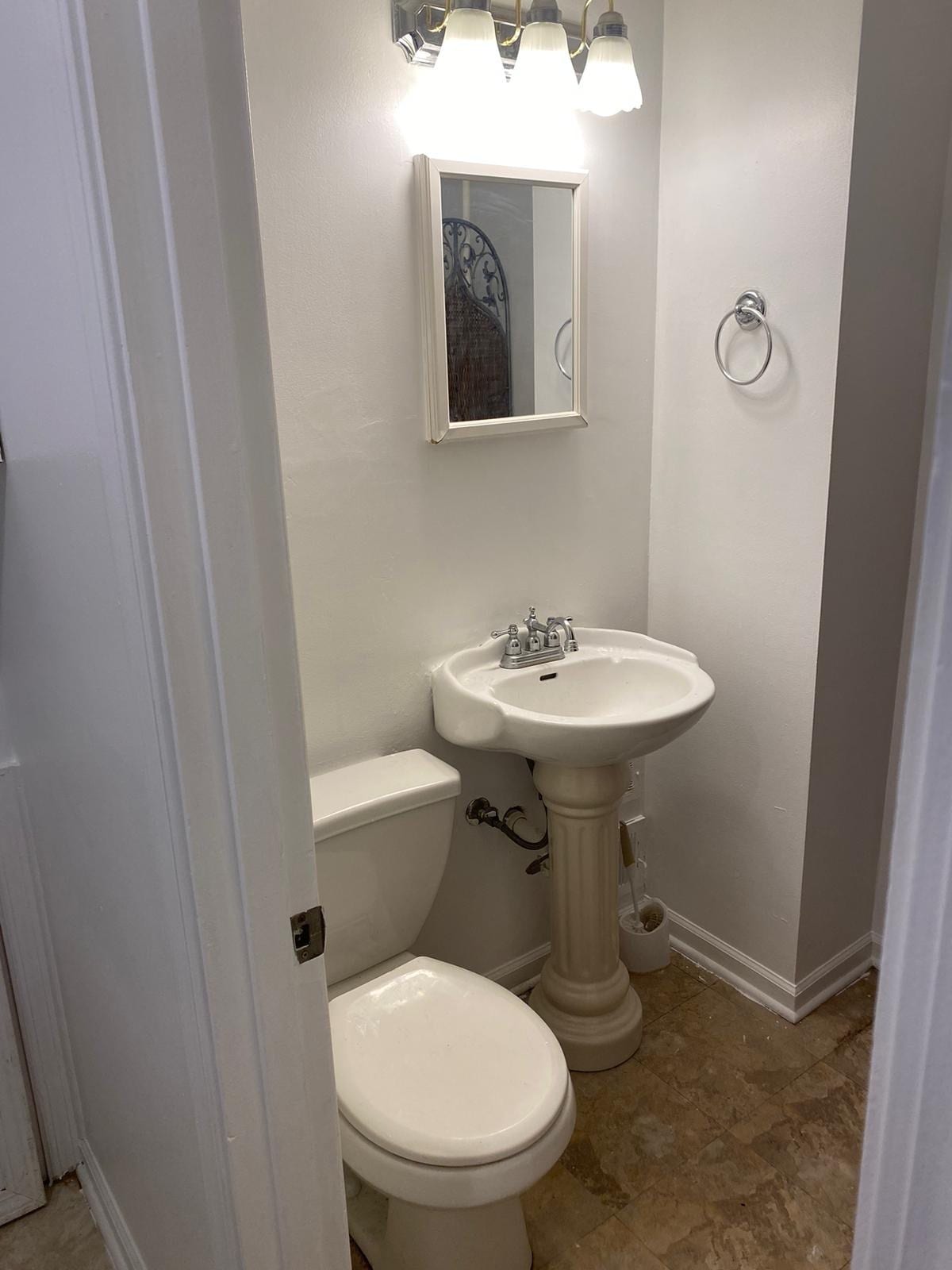 1/2 bath - 920 N Milwaukee Ave