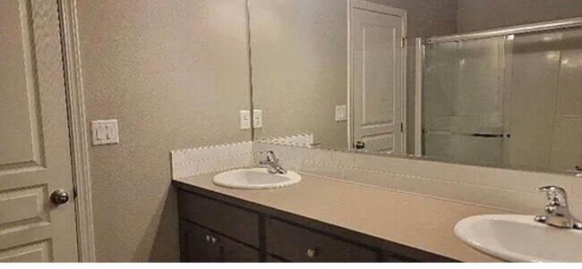 Building Photo - 544 SE Casting St