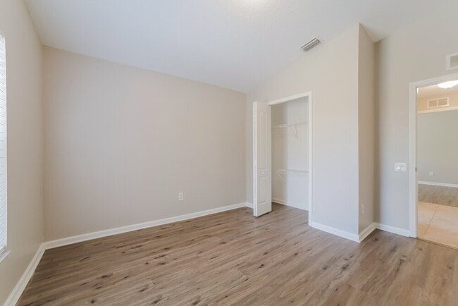 Building Photo - 10225 Hunters Haven Blvd