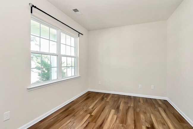 Building Photo - Welcome to this spacious 4 bedroom, 2.5 ba...