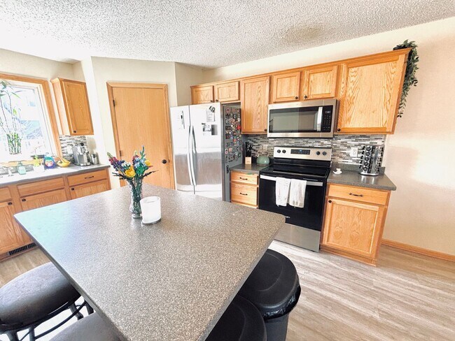 Building Photo - Updated 3bed 3bath End Unit Townhome w’Great Views