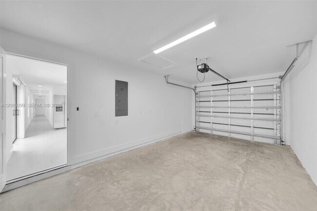 Building Photo - 4986 Fairway Ct