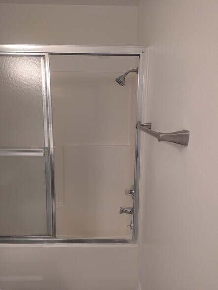 Bathroom shower / tub - 1015 Canal St