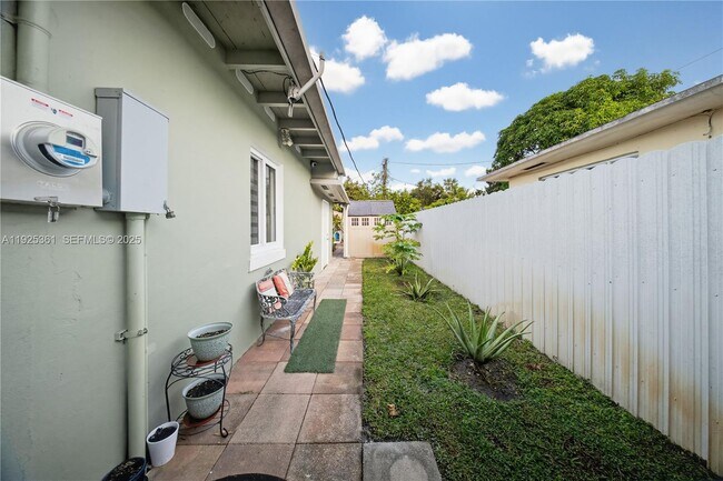 Building Photo - 300 NE 175th St