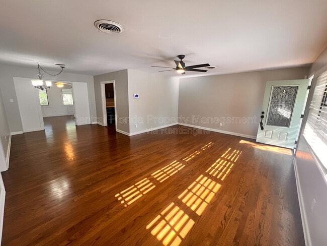 Building Photo - 2011 Howard Dr