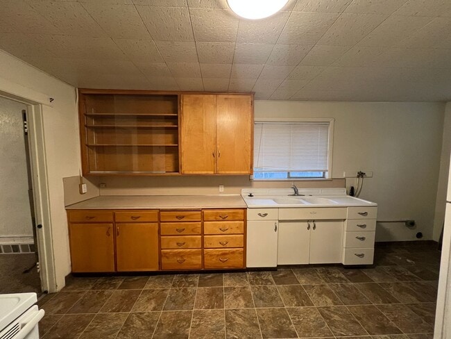 Building Photo - Upstairs Duplex Delight & $400 Credit for 1st Month's Rent