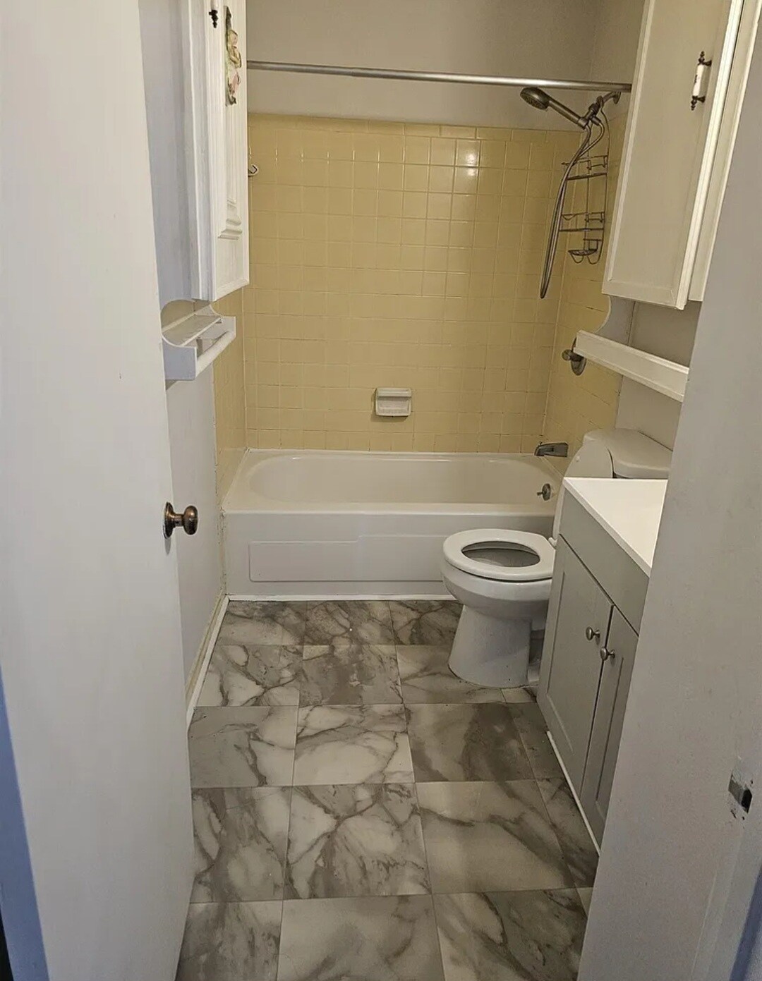 Full bath - 320 Cambout St