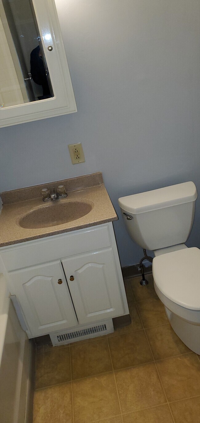 Bathroom - 908 Tulip St