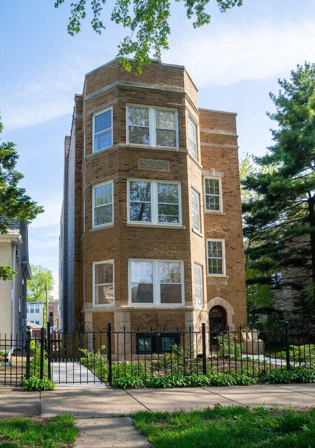 Building Photo - 2121 W Morse Ave