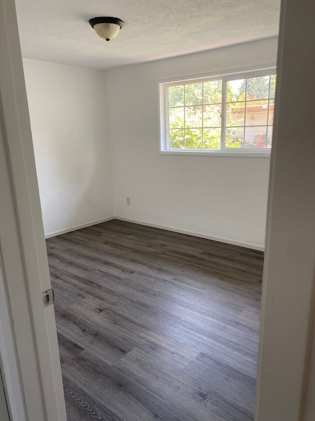 Building Photo - Great Single level home close to all your ...