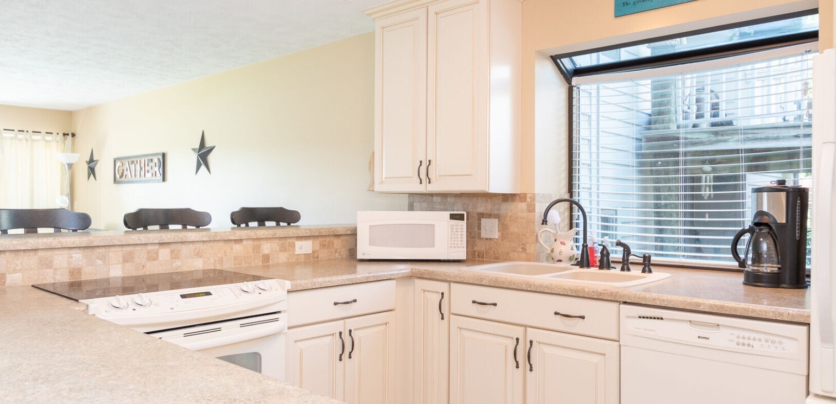 Building Photo - 230 Oak St