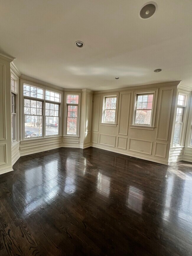 Building Photo - 2008 S Calumet Ave