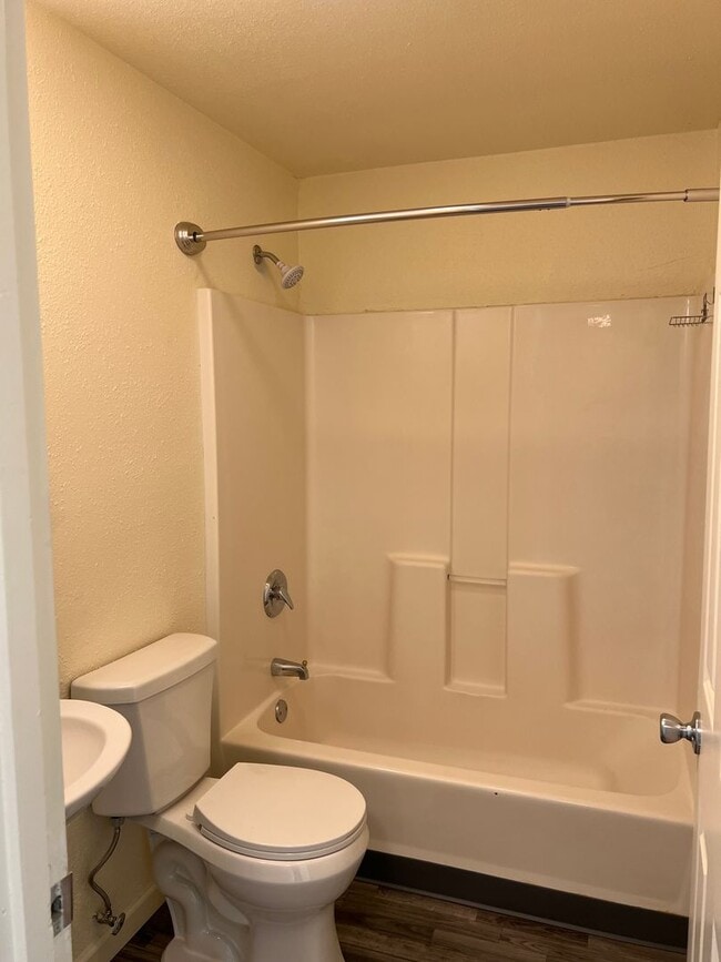 Building Photo - Updated 3 bedroom 1.5 bath duplex!