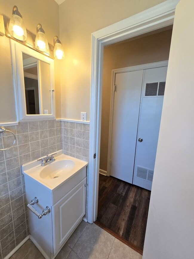 Building Photo - Charming 3 Bedrooms, 2 Full Bathroom Home!...
