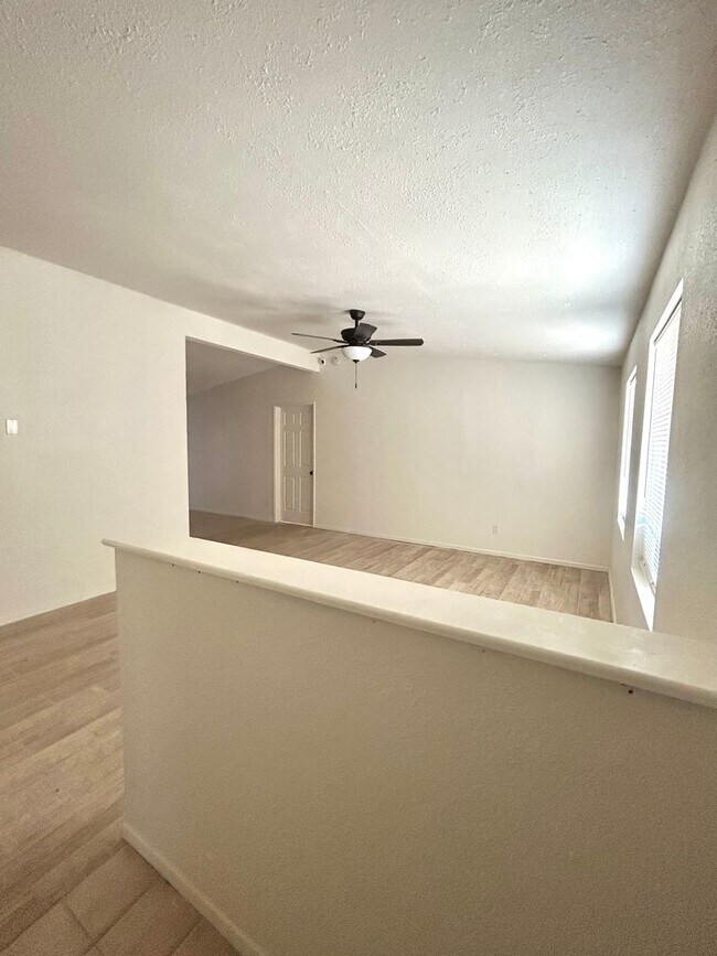 Building Photo - Conveniently located 3 Bedroom 1 bathroom home