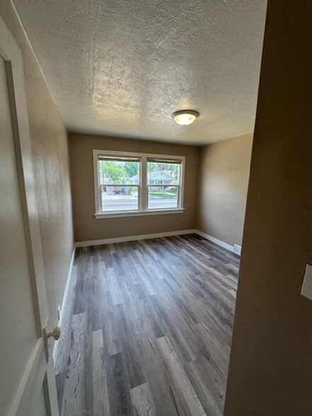 Building Photo - 654 E 500 N