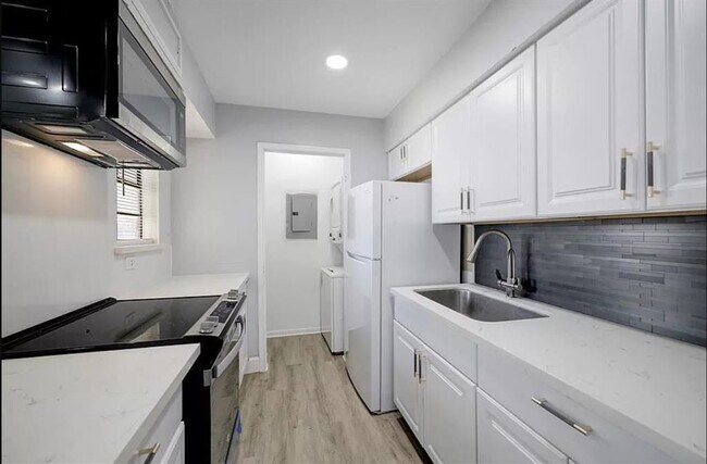 Building Photo - 9550 Deering Dr