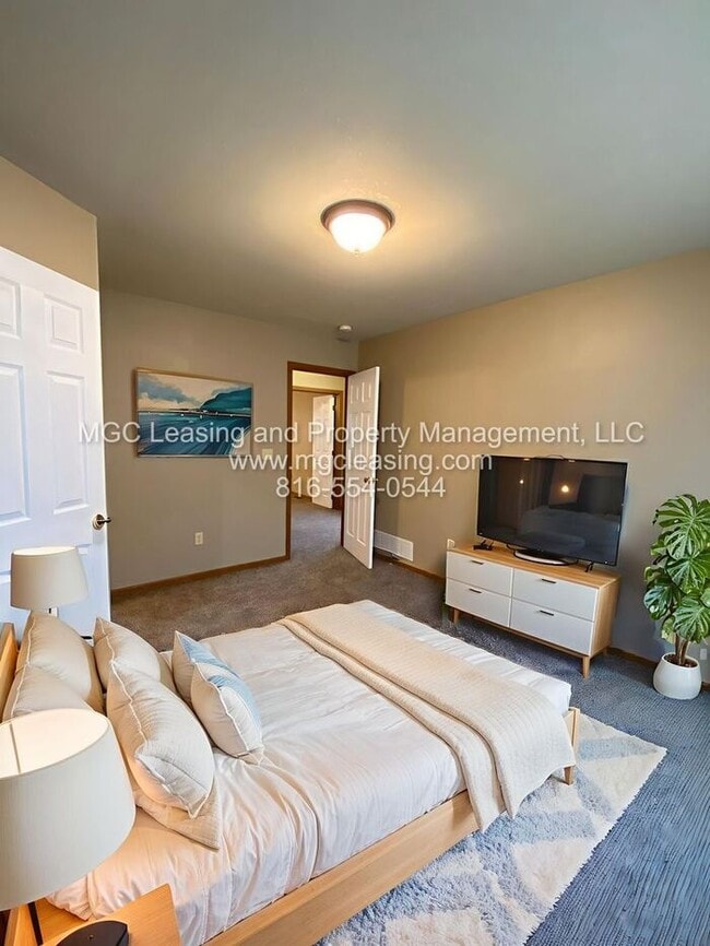 Building Photo - Spacious Duplex Living in the Heart of Lee...