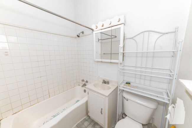 Building Photo - 853 W Lill Ave