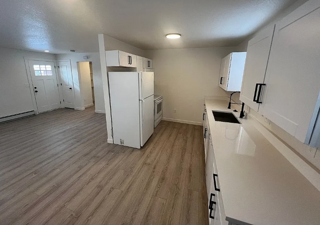 Building Photo - Beautiful 1 Bed Apartment with Reserved Parking Spots