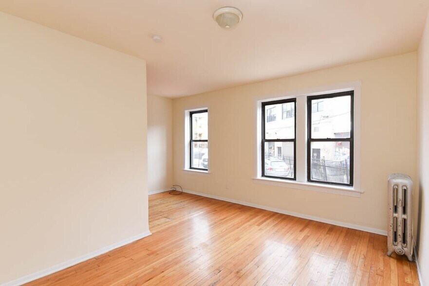 Building Photo - 3306 W Schubert Ave