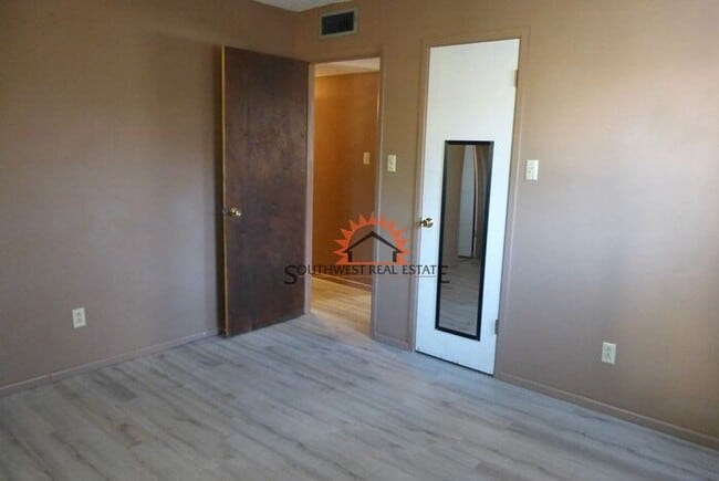 Building Photo - Spacious 3 bedroom 2 bathroom home.