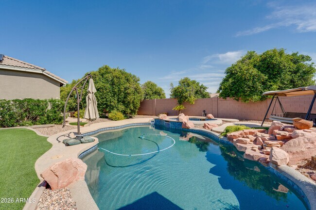 Building Photo - 4335 E Fox Cir