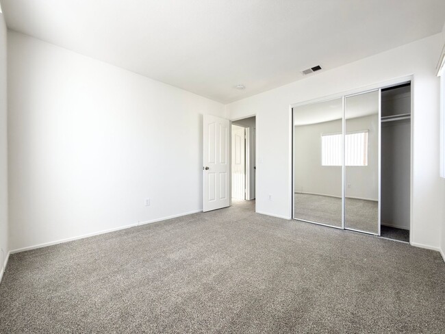 Building Photo - Spacious Home with Expansive Loft!