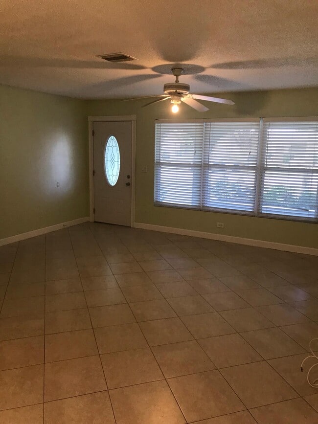 Building Photo - 332 NE Cullman Ct