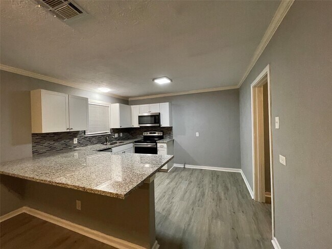 Building Photo - 2330 Cedar Dr