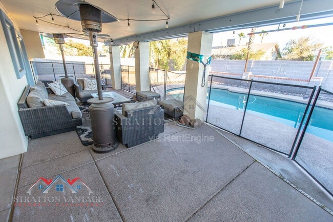 Building Photo - 1735 W Pampa Ave