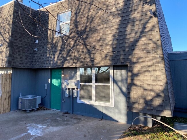 Building Photo - 2 Bedroom Duplex near Lake Overholser