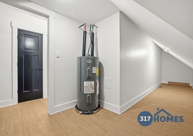 Building Photo - Modern Two Bedroom with Balcony in Holy Cross