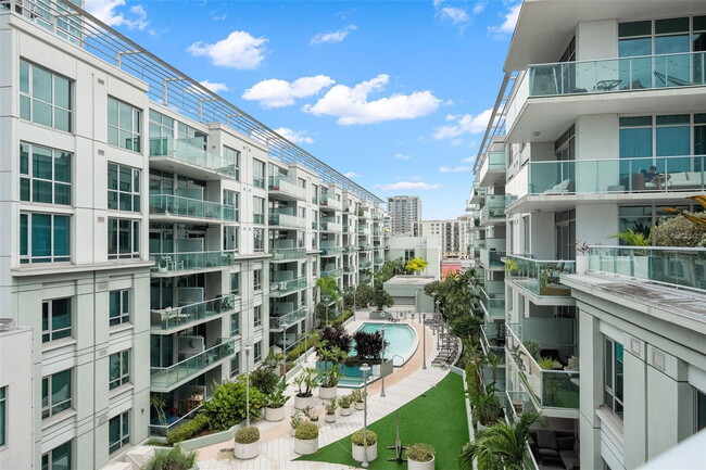 Building Photo - Modern 2 Bed/2 Bath Condo