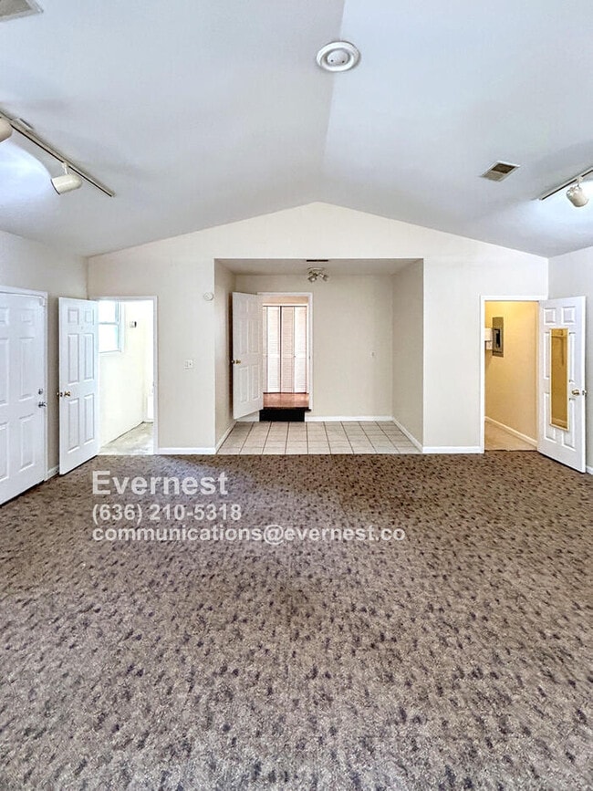 Building Photo - Charming 2-Bedroom Home with Off-Street Pa...