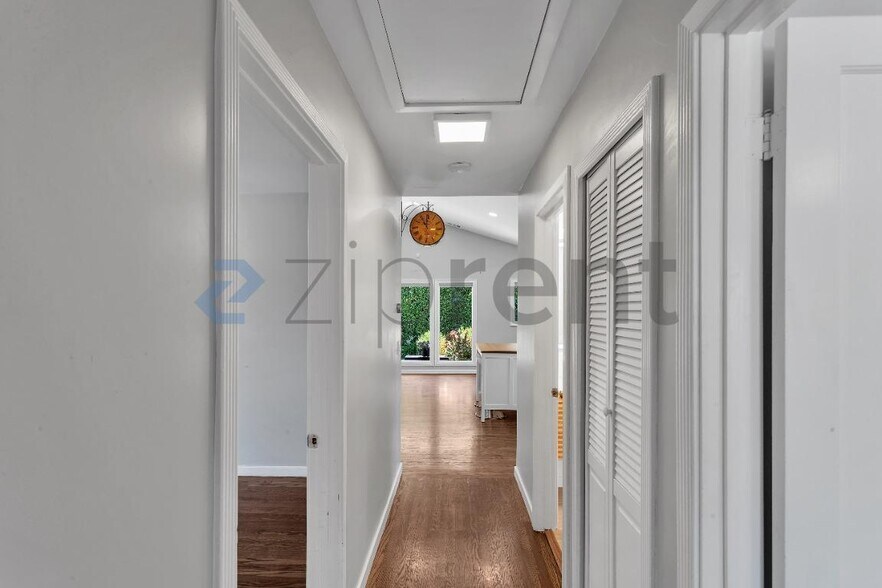 Building Photo - Unit