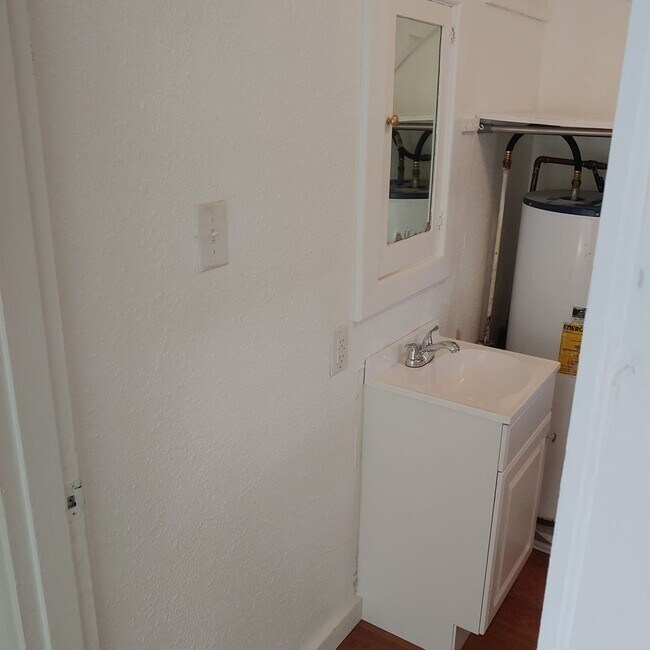 Building Photo - Upgraded 1 Bed 1 Bath Blocks from Evergree...
