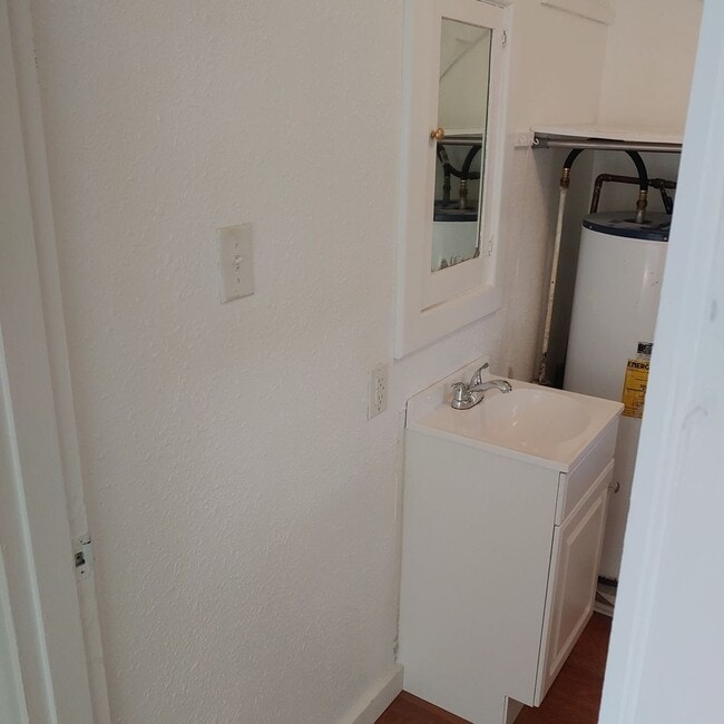 Building Photo - Upgraded 1 Bed 1 Bath Blocks from PSNS