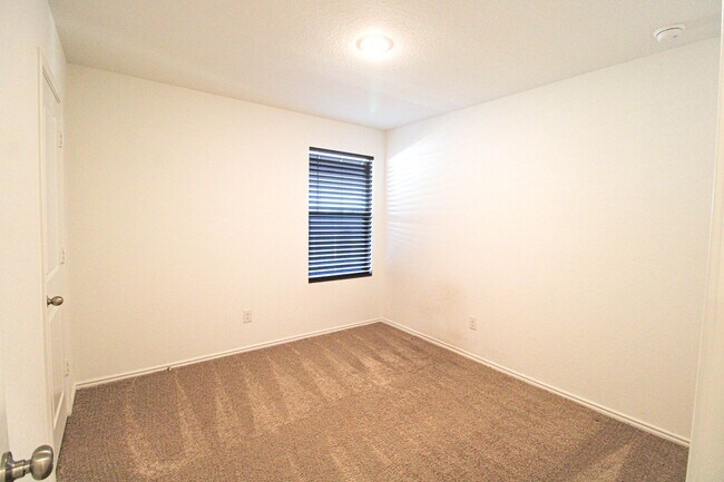 Building Photo - 3642 Millbrook Wy