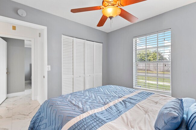 Building Photo - 812 NW 6th Ave