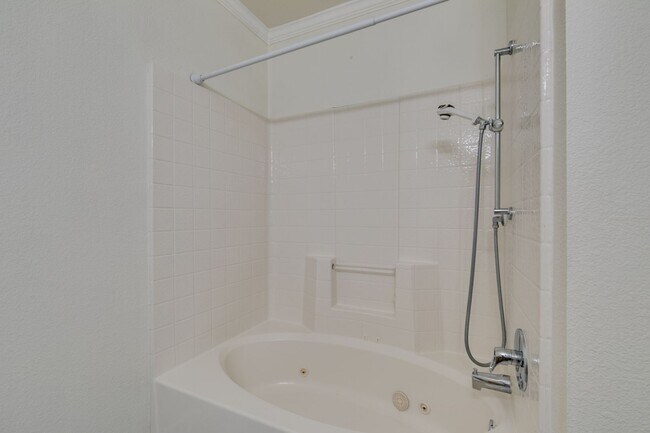 Building Photo - GORGEOUS 2 BEDROOMS UNIT*UPGRADED*TONS OF ...