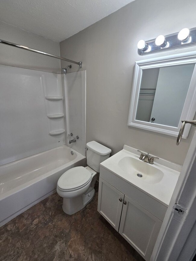 Building Photo - 3 BEDROOM SINGLE FAMILY