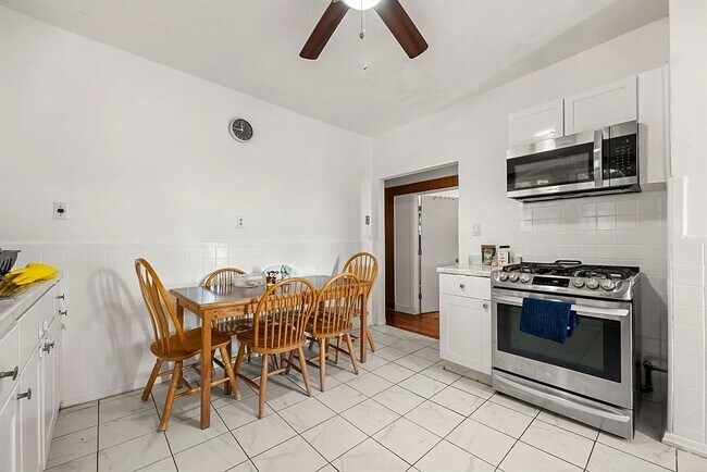 Building Photo - 802 Winthrop Ave