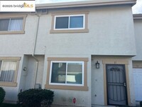 Building Photo - Move In Ready! 2BR / 1.5BA Townhome