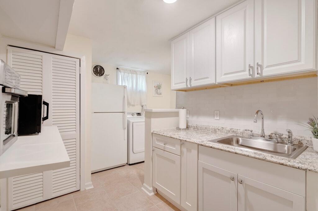 Kitchen - 900 E Tantallon Dr