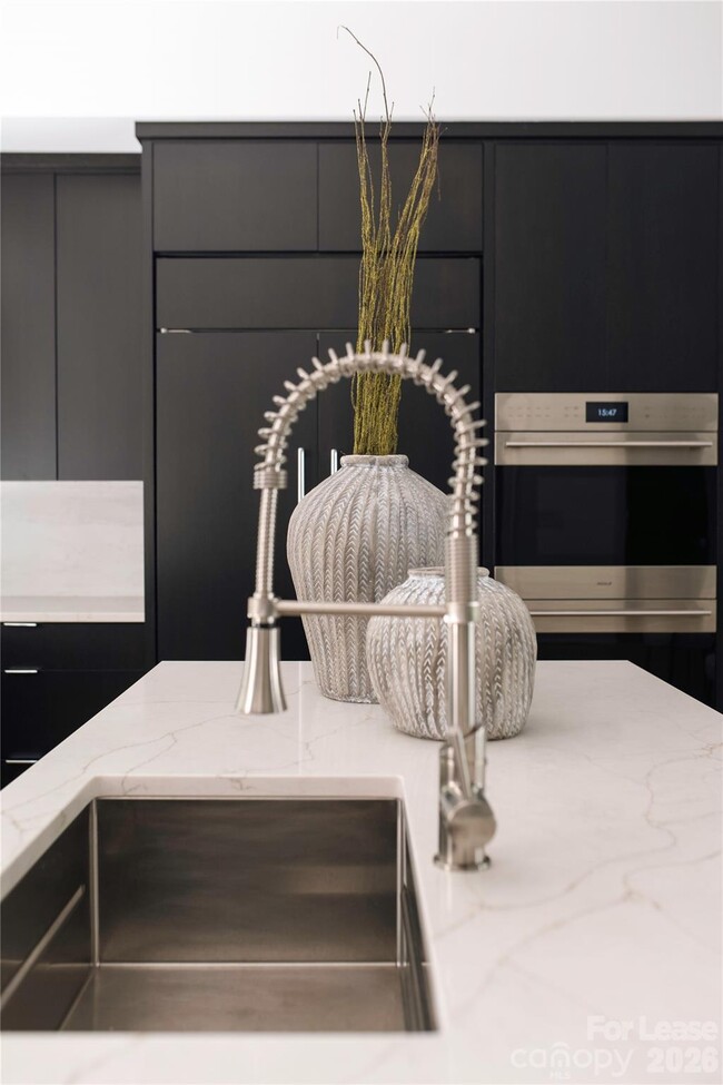 Building Photo - 614 Queens Rd