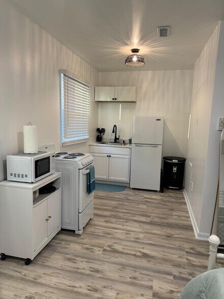 Kitchen area - 2817 Sourwood St