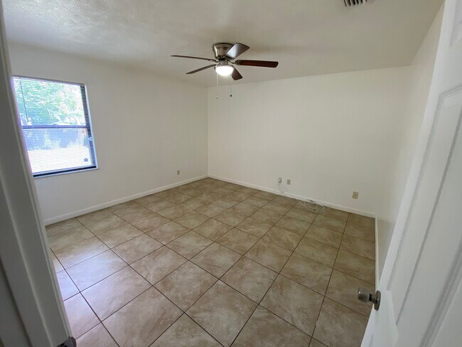 Building Photo - 5 Teak Loop Ln