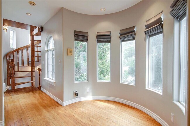 Building Photo - 8527 Wonderland Ave